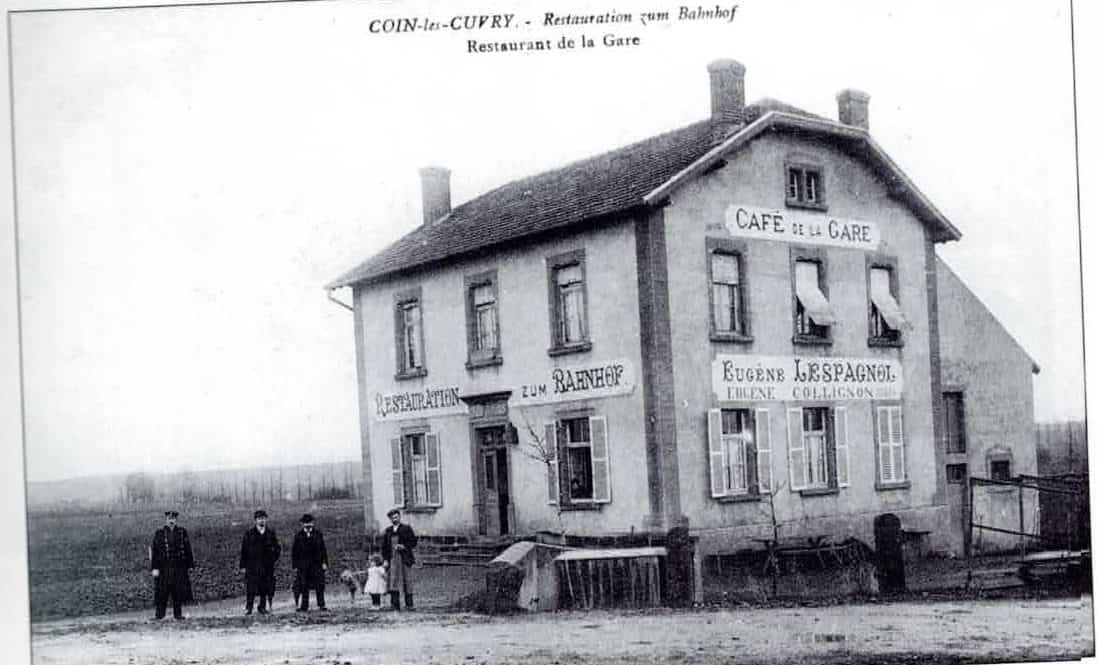 Carte postale ancienne : le Café de la Gare de Coin-lès-Cuvry