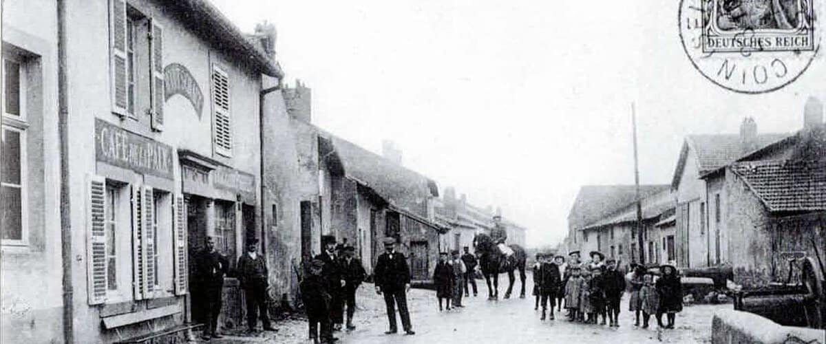 Carte postale ancienne : le centre du village de Coin-lès-Cuvry