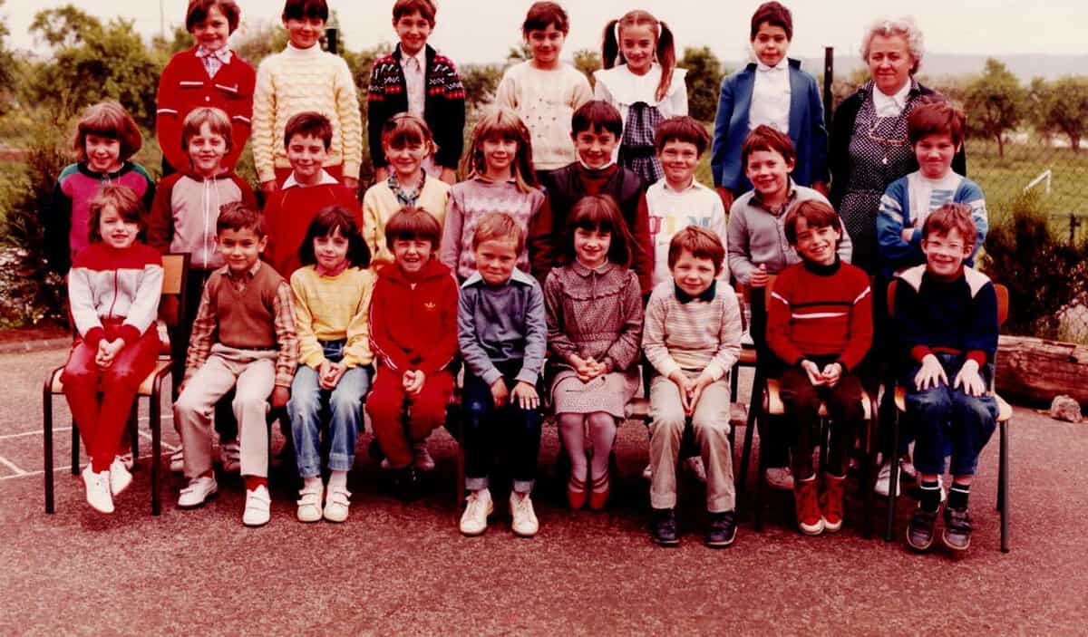 Photo de classe en plein air, années 1970-1980